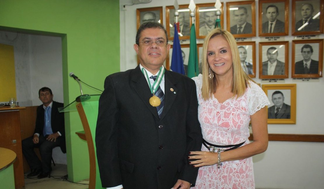Médico responsável por mais de 200 transplantes de rins em Arapiraca recebe a Comenda Manoel
