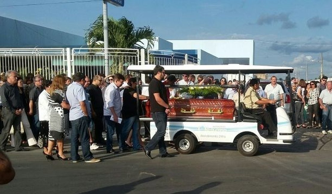 Familiares e amigos sepultam corpo do empresário Neusvaldo França, em Arapiraca