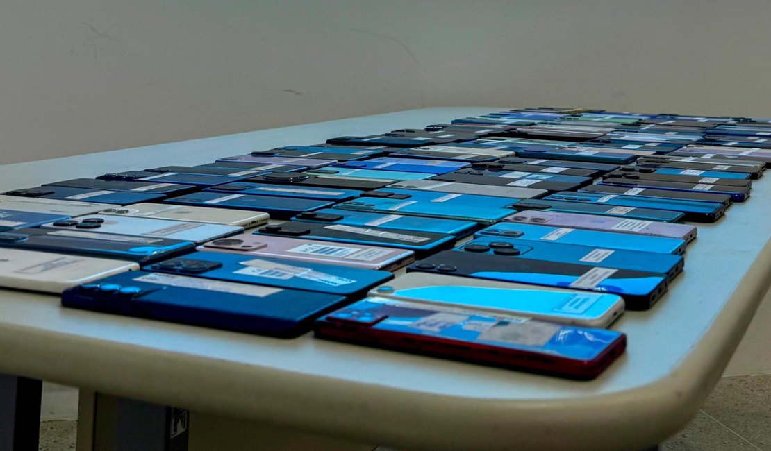 Mais 140 alagoanos recebem celulares recuperados pela SSP