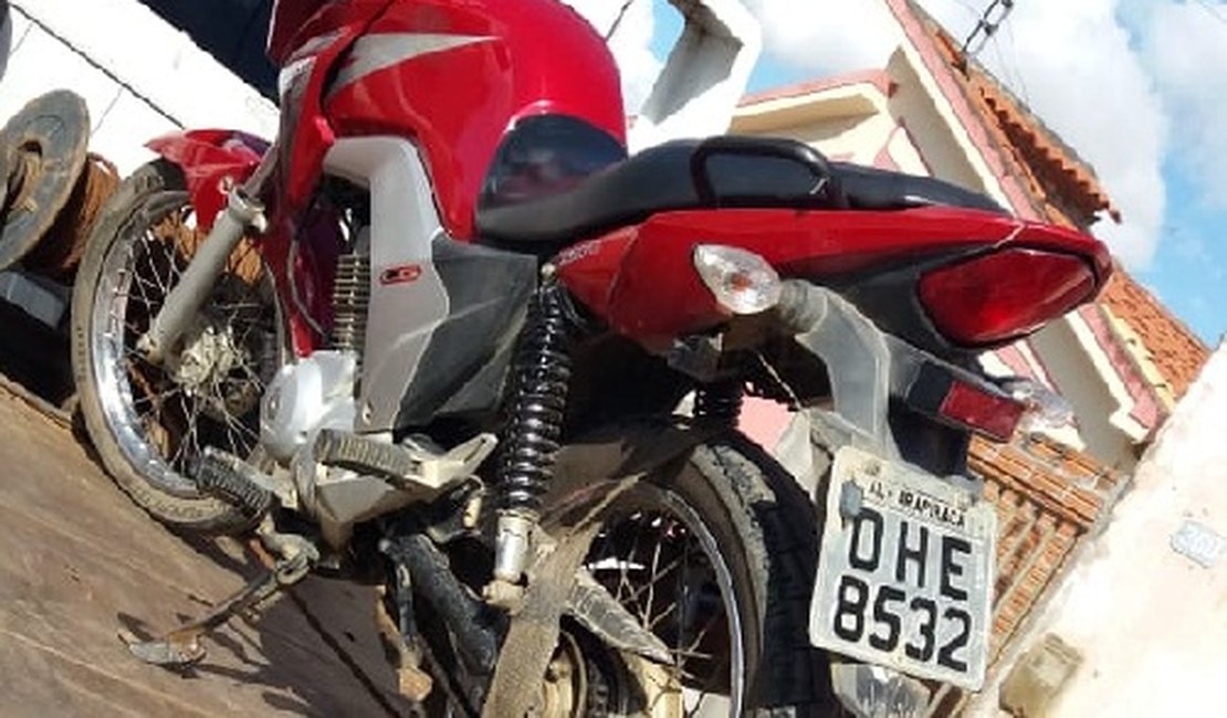 Após denúncia anônima, PM recupera moto roubada e prende suspeito, em Craíbas