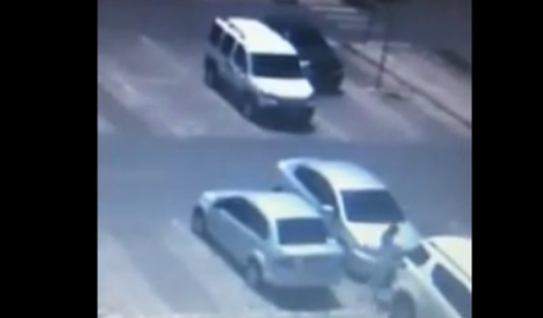Vídeo mostra ladrão furtando itens de carros em estacionamento de shopping de Arapiraca; confira