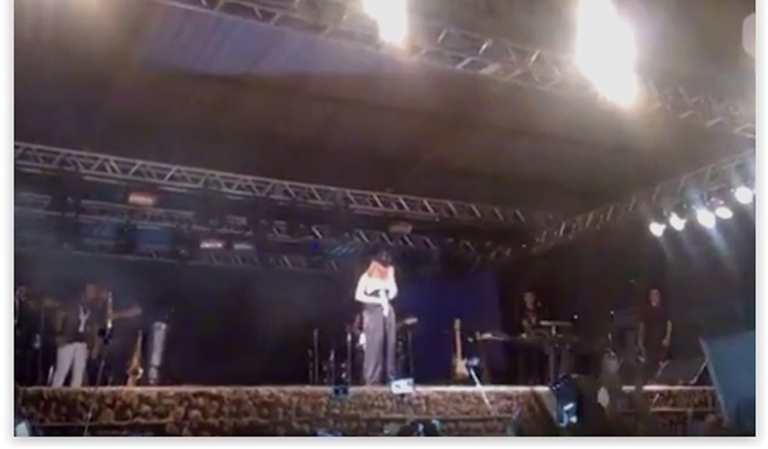 Chimbinha abandona o palco após público jogar objetos no palco