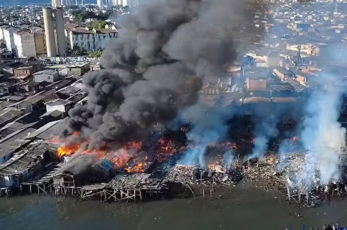 Incêndio de grandes proporções atinge favela de palafitas em Santos