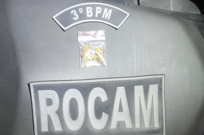 Homem é flagrado com maconha durante patrulhamento da ROCAM em Arapiraca