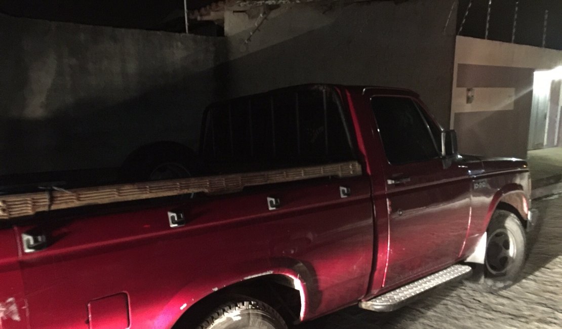Após denúncia, PM recupera veículo roubado abandonado em Arapiraca