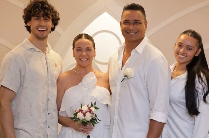 Carla Perez e Xanddy renovam votos de casamento em Las Vegas com presença de Elvis Presley e filhos