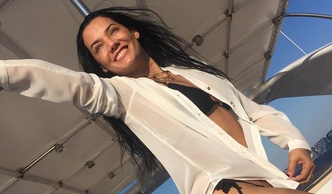 Mônica Carvalho esbanja boa forma apenas cinco meses após dar à luz