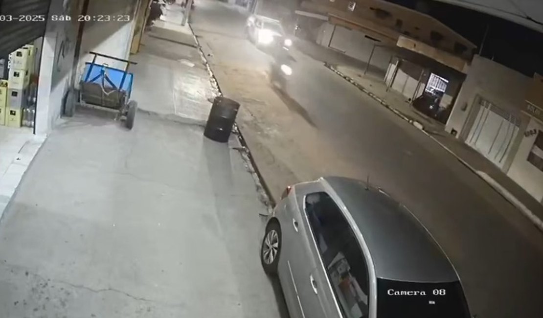 Imagens mostram adolescente fugindo em motocicleta após desobedecer ordem de parada da polícia em Palmeira dos Índios