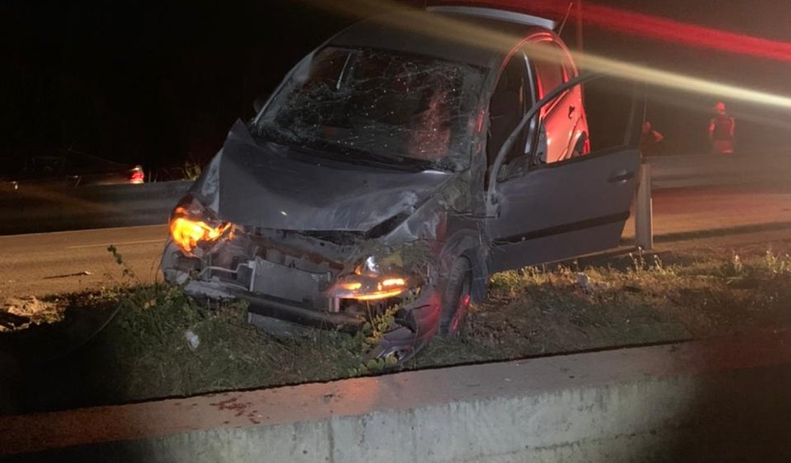 Homem cochila ao volante e bate carro em mureta de proteção