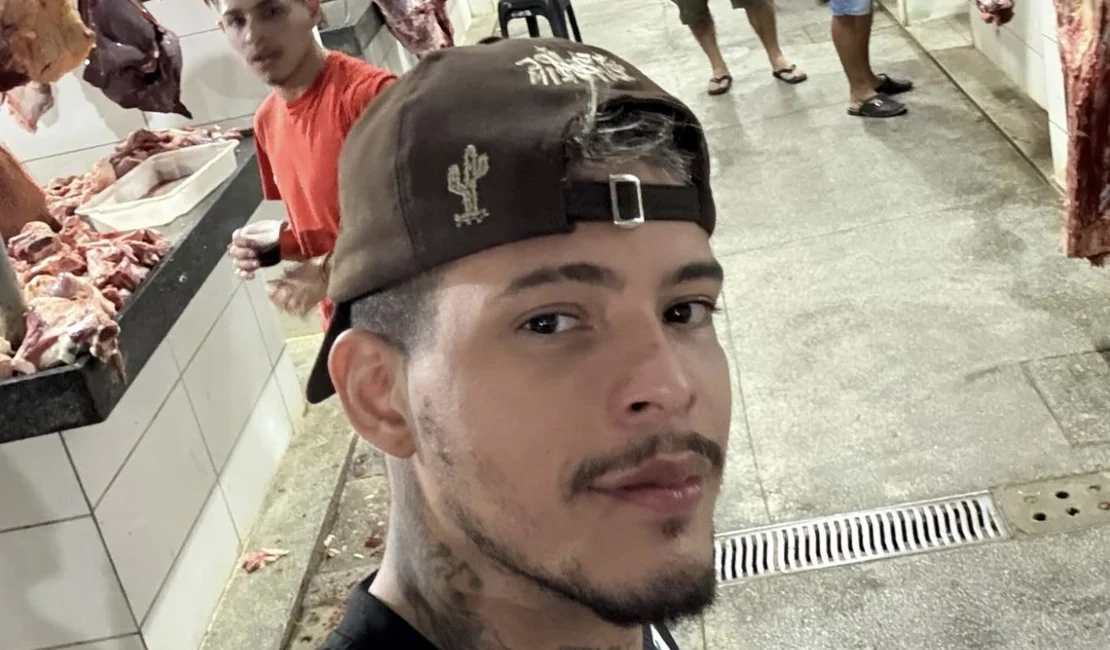 Felipe Amorim visita Mercado Municipal de Arapiraca após show e veste camisa do ASA
