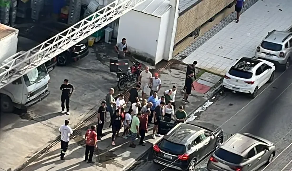 Motorista de Mercedes é atingido por cinco tiros, dentro do carro, em atentado na Ponta Verde; câmeras flagraram o crime