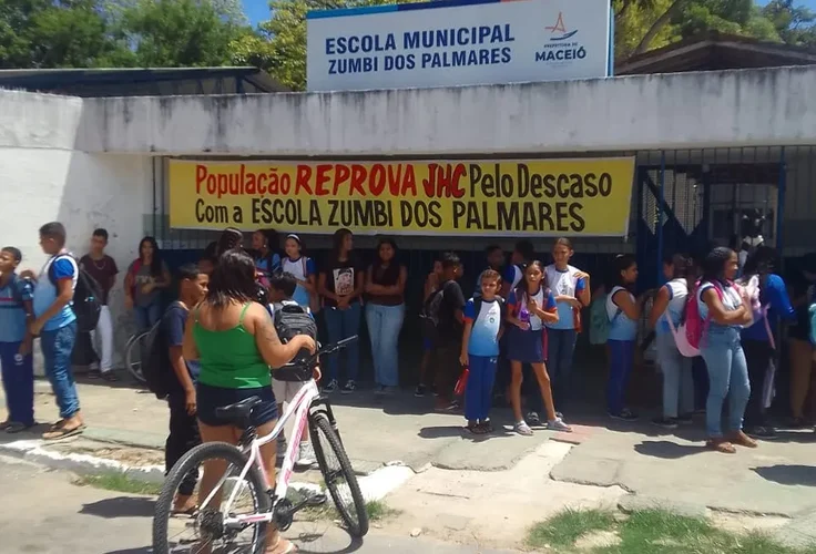 Estudantes protestam contra abandono da Escola Zumbi dos Palmares, em Maceió