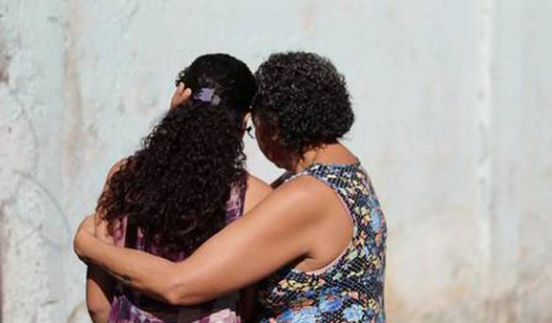 Cinco adolescentes estupram menina de 12 anos e filmam o crime