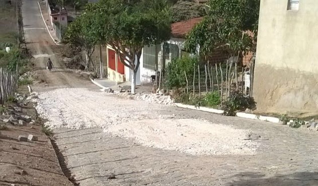 Prefeitura coloca piçarra sobre calçamento em Olho D’água Grande
