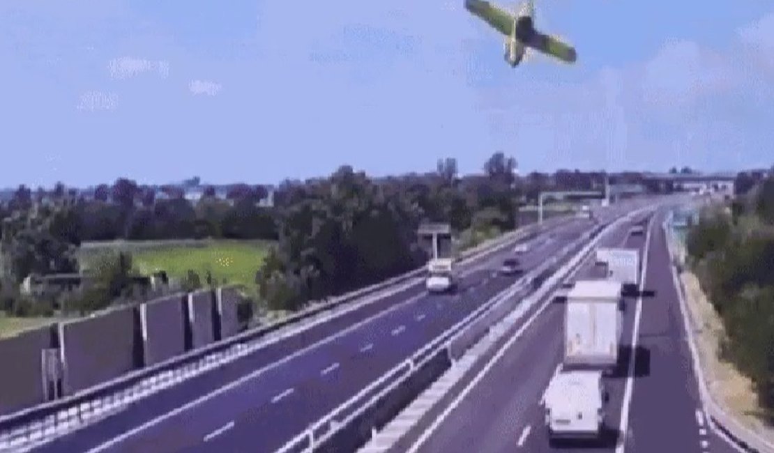 Duas pessoas morreram após queda de avião em movimentada rodovia da Ítália