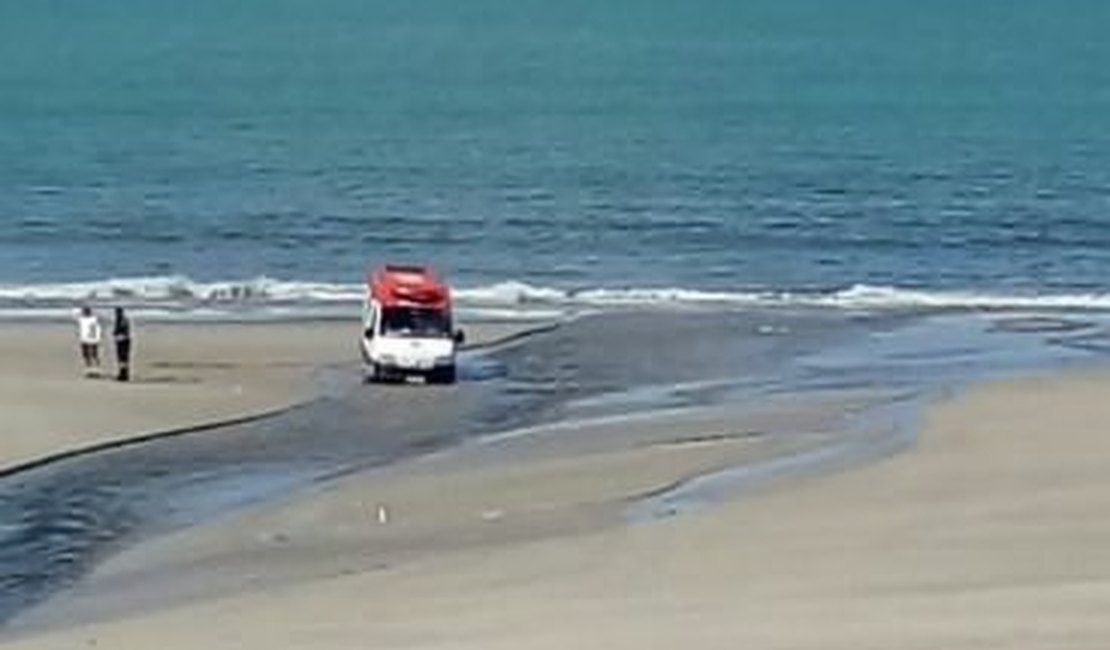 Ambulância atola durante socorro a mulher grávida em praia de Maceió