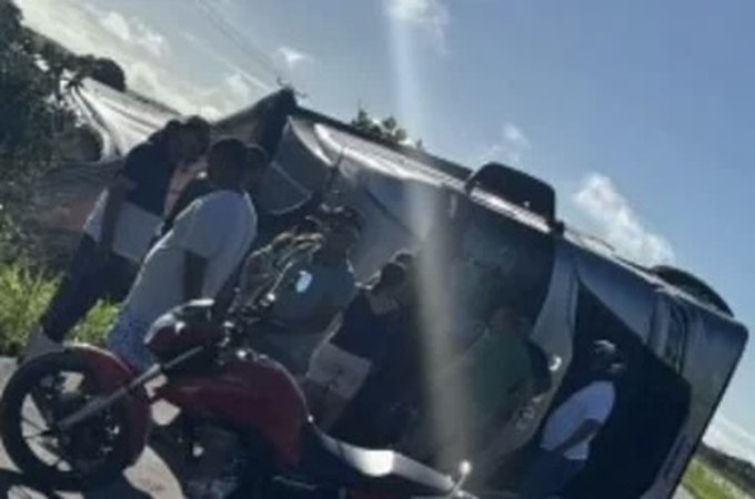 Carreta tomba na BR-101, em São Sebastião, e motorista fica ferido