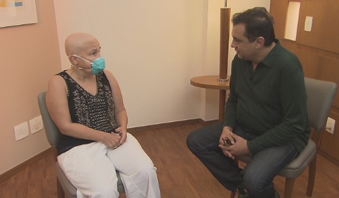 Cláudia Rodrigues revela ter raspado os cabelos por causa de transplante