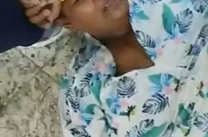 Mulher dá a luz no chão de hospital após ter atendimento médico negado