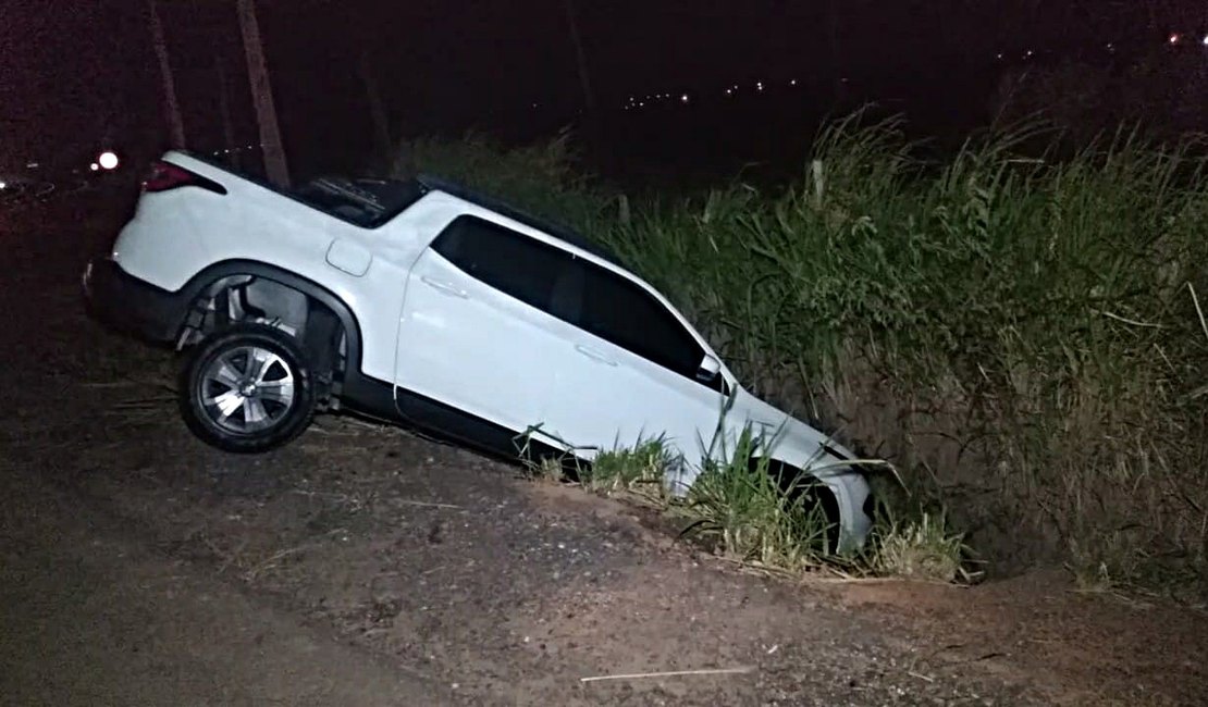 Condutor perde controle da direção e carro cai em ribanceira na AL 220