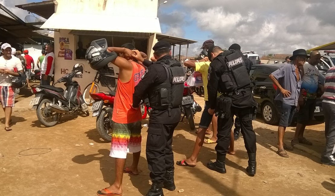PM realiza 'Operação Ratoeira' e apreende mais de 10 veículos na 'Feira da Troca', em Arapiraca