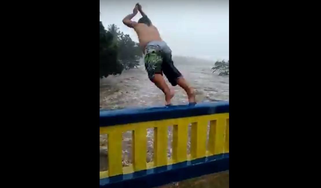Vídeo: Homem é flagrado pulando da ponte Clodoaldo da Fonseca, em Viçosa