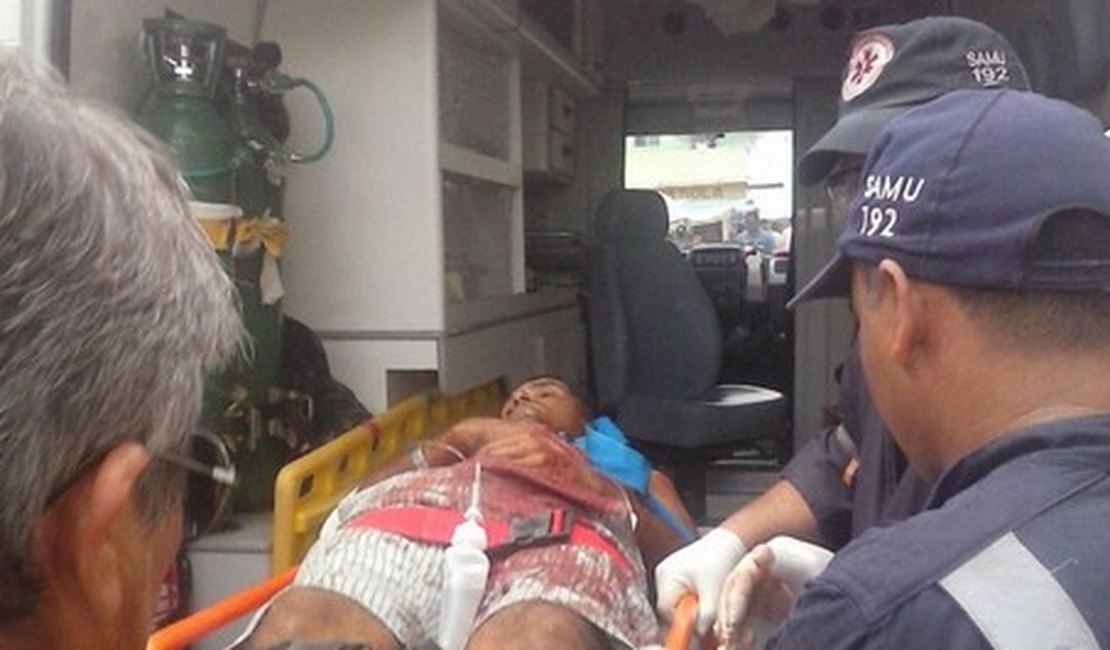 Irmão de radialista leva golpe de faca no pescoço em bar em Palmeira dos Índios