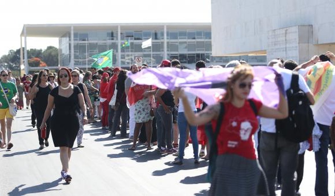 Parlamentares e populares chegam ao Planalto em ato de apoio a Dilma