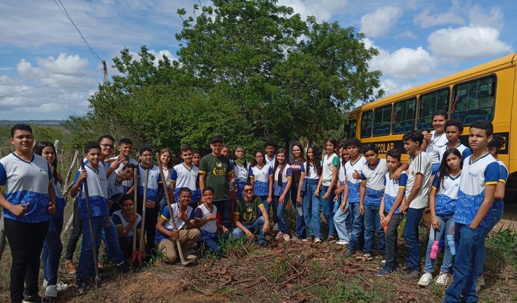 Estudantes da escola municipal José Pereira Sobrinho realizam plantio de mudas em Arapiraca