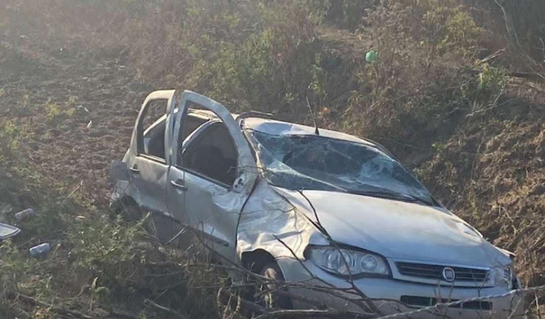 Dois homens ficam feridos em capotamento de carro na Zona Rural de Craíbas
