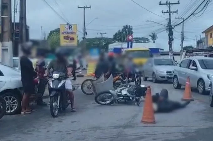 Motociclista fica ferido ao atingir carro que saía de retífica em Arapiraca