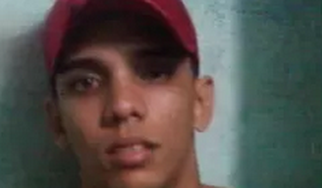 Homem é assassinado a tiros enquanto cortava cabelo em barbearia de Recife