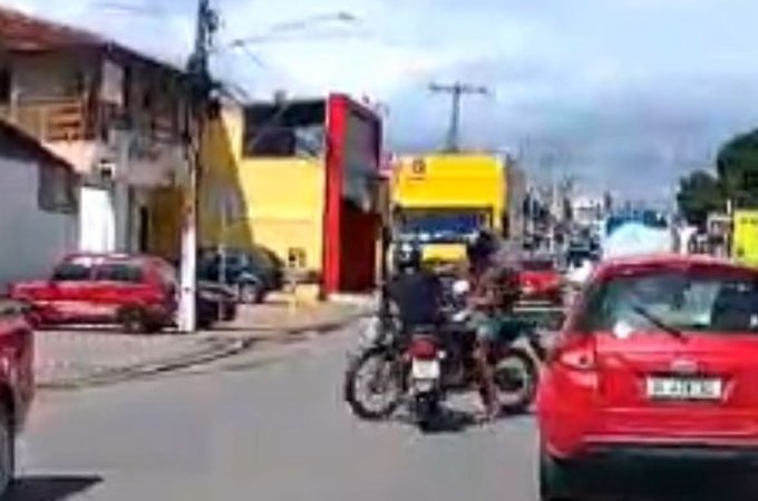 Vídeo flagra motociclista avançando sinal vermelho e colidindo com outra moto em Arapiraca