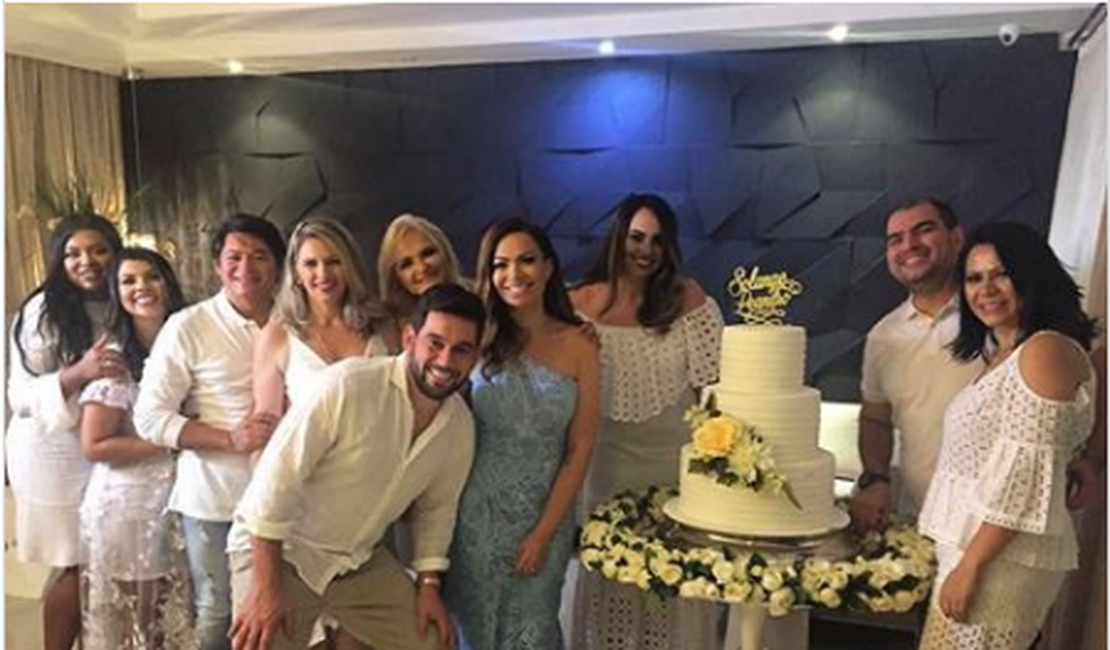 Solange Almeida convida amigos para jantar e faz casamento surpresa