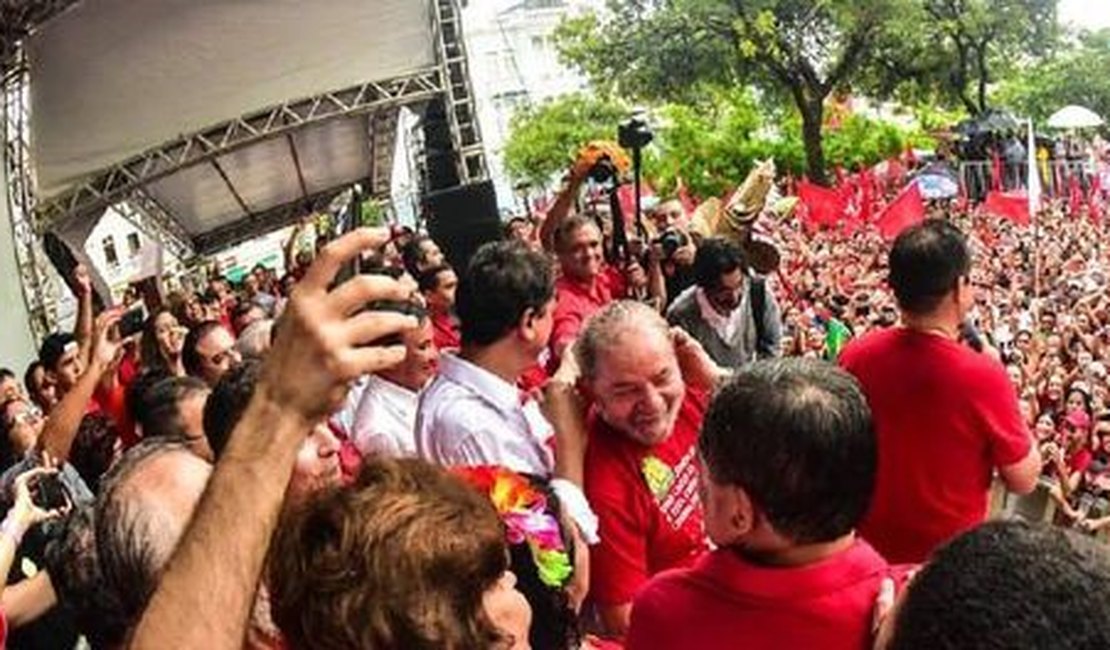 Em Fortaleza, Lula reforça defesa do mandato de Dilma Rousseff