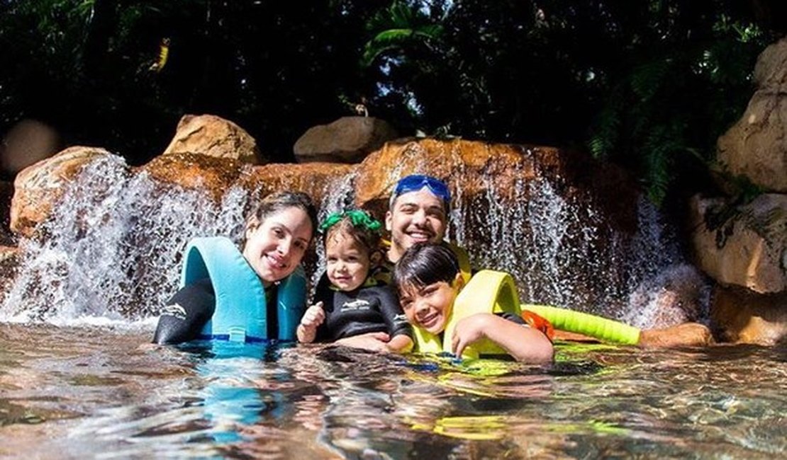 Wesley Safadão e Thyane Dantas se divertem com a família na Disney
