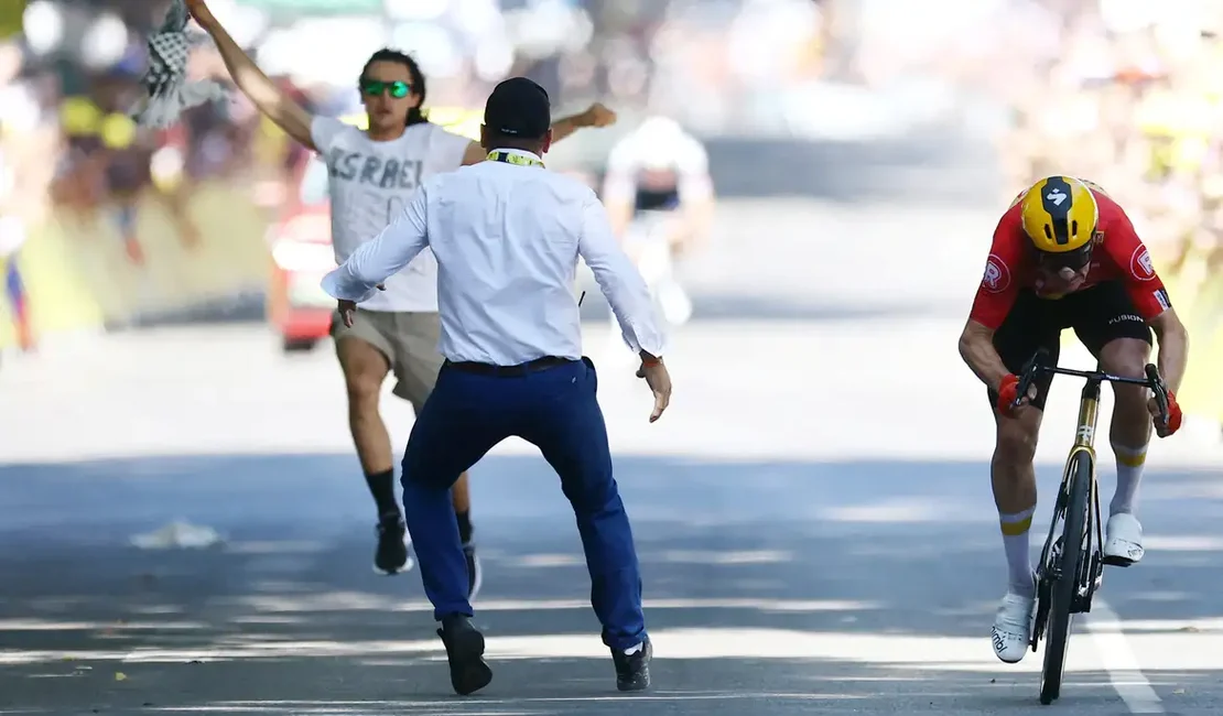 Manifestante com camiseta contra Israel protesta no Tour de France