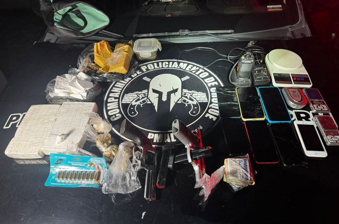 Companhia de Choque da PM apreende armas de fogo, munições e mais de 3 Kg de drogas, em Maceió