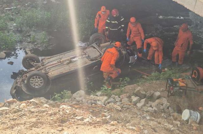 Carro cai de ponte em construção e deixa uma pessoa presa às ferragens, na AL 115, em Palmeira dos Índios