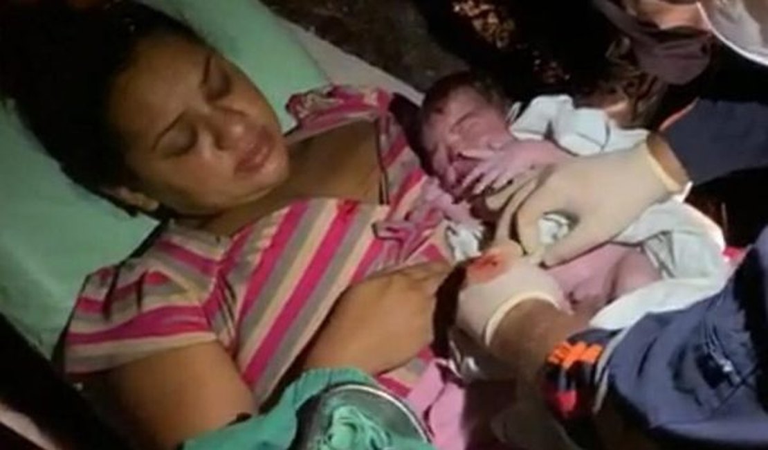 Parto de mulher é feito às margens de rodovia após ambulância pegar fogo