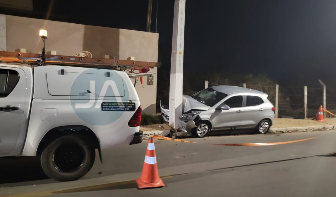 Condutora perde controle de veículo após ser fechada e colide com poste no bairro Cavaco, em Arapiraca