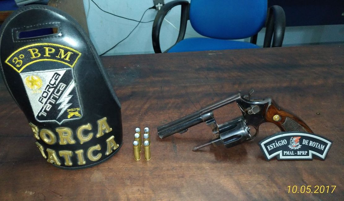 Jovem é detido com arma de fogo em veículo envolvido em assaltos em Arapiraca