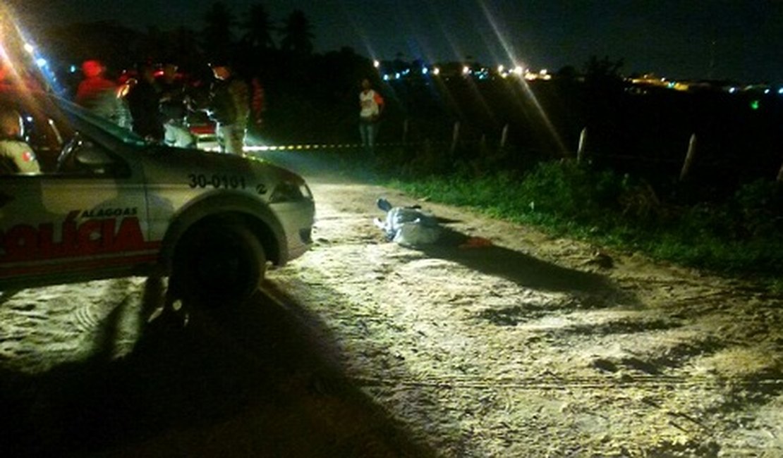 Homem é morto a tiros em estrada de barro no bairro Cavaco, em Arapiraca