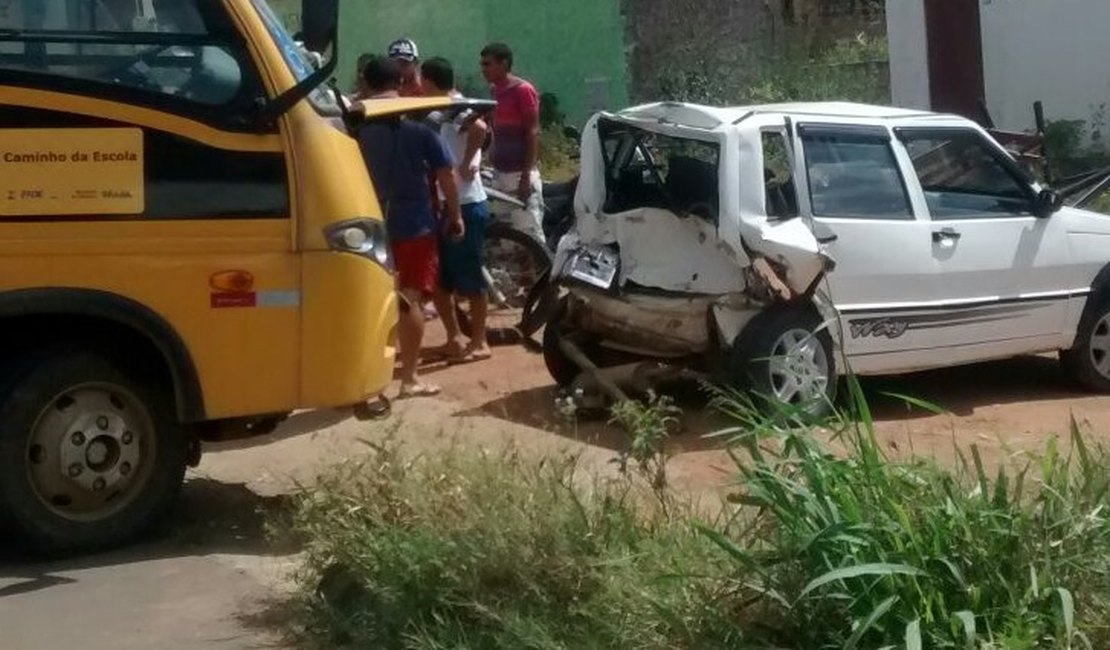 Reboque se solta de veículo e atinge ônibus escolar de Craíbas, na AL 115, em Arapiraca