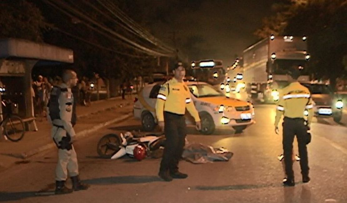 Motociclista colide com van e morre atropelado por caminhão, em Maceió