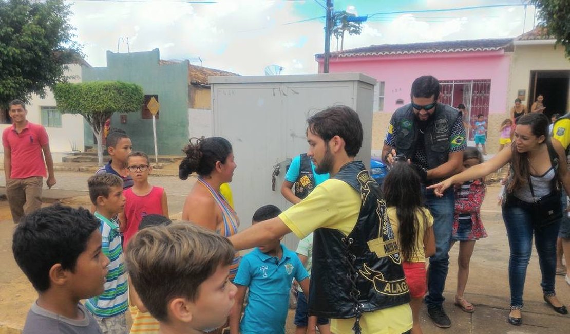 Grupo de motociclistas promove doações e entrega de brinquedos, em Arapiraca