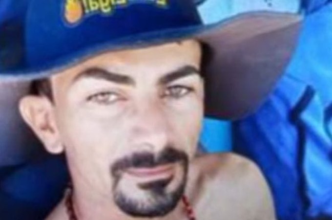 Motorista morre após caminhão com carga de laranja tombar e cair em ribanceira, em Porto Real do Colégio