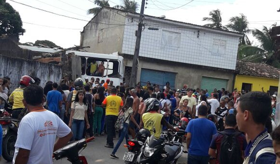 Grave acidente com ônibus escolar deixa vários feridos em Rio Largo