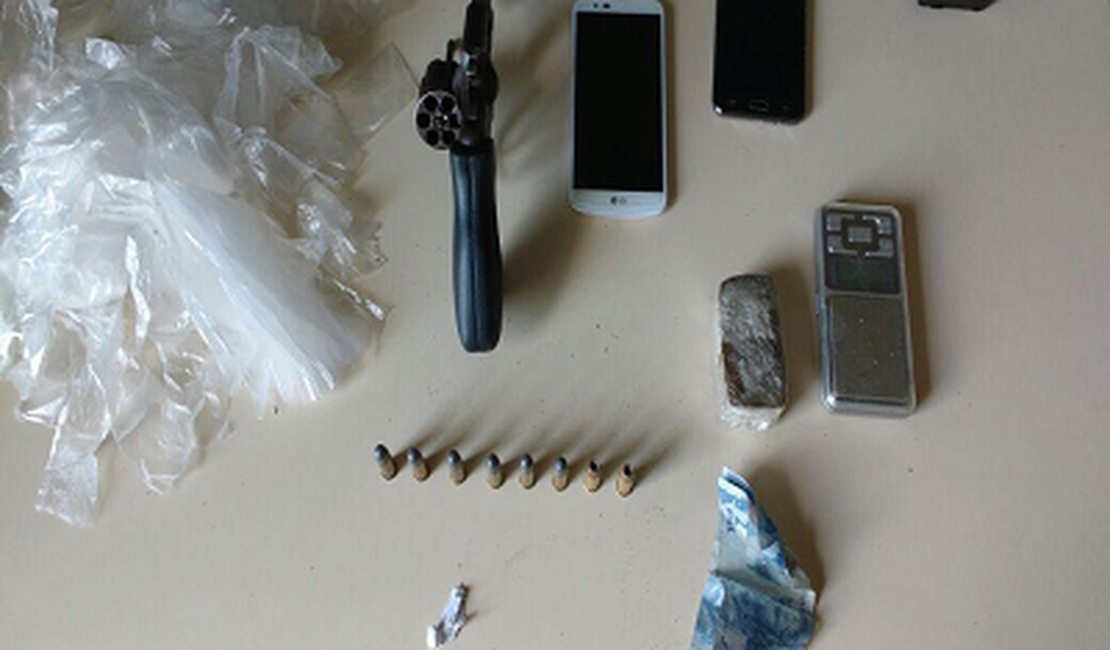Operação Páscoa apreende arma e drogas em Penedo