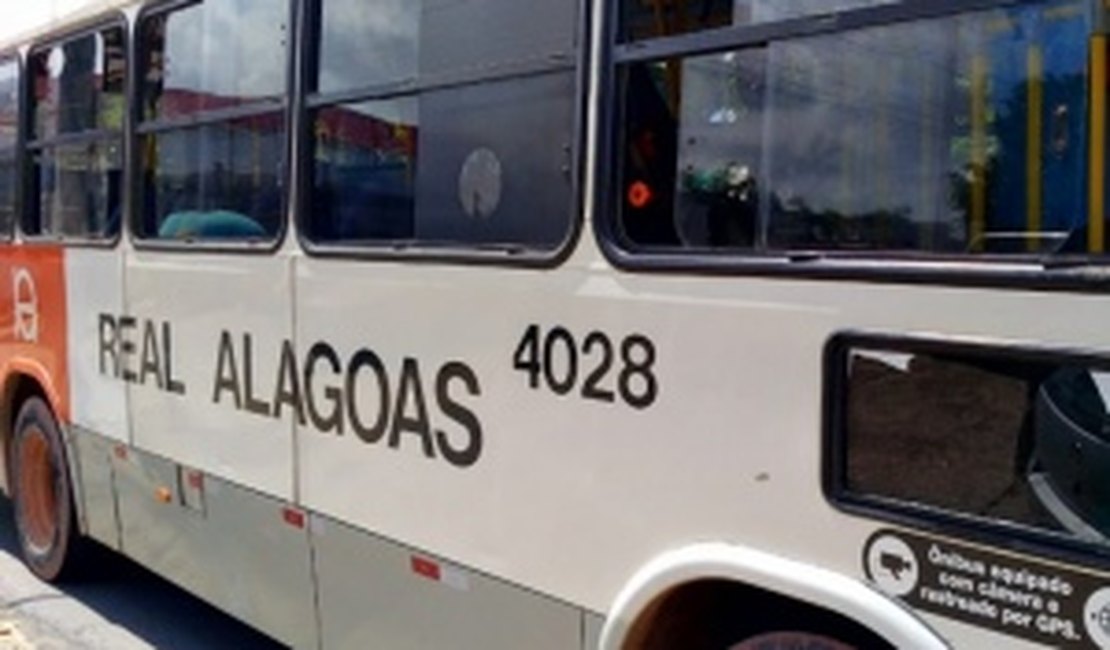 Bandidos sequestram ônibus, promovem arrastão e roubam rodoviários e passageiros em Maceió